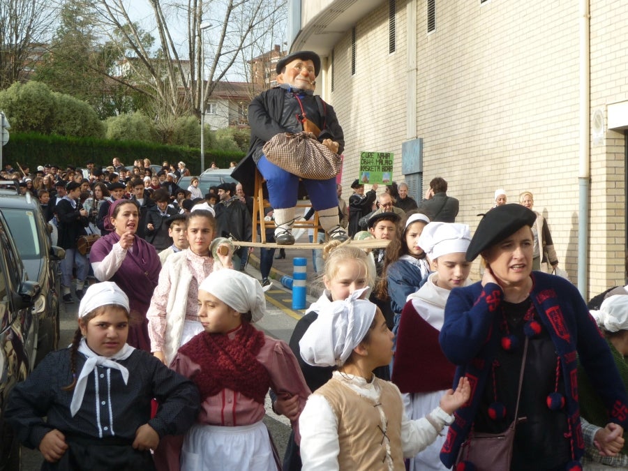 El carbonero anuncia, de este modo, su llegada con antelación gracias a una iniciativa puesta en marcha por el colegio público Karmengo Ama, que también ha planeado festejar su particular Santo Tomás en el patio de recreo y, lo más importante, en familia.