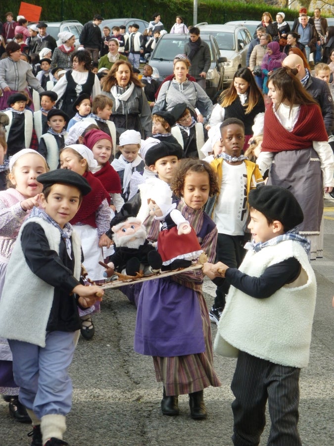 El carbonero anuncia, de este modo, su llegada con antelación gracias a una iniciativa puesta en marcha por el colegio público Karmengo Ama, que también ha planeado festejar su particular Santo Tomás en el patio de recreo y, lo más importante, en familia.