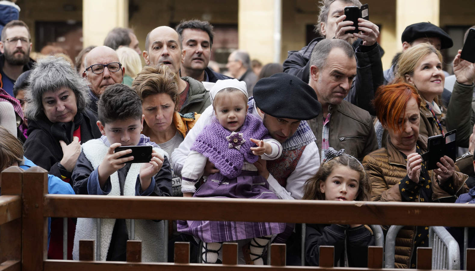 Gran ambiente en las calles de San Sebastián. Niños y mayores disfrutan de Día de Santo Tomás entre talos y txistorra.