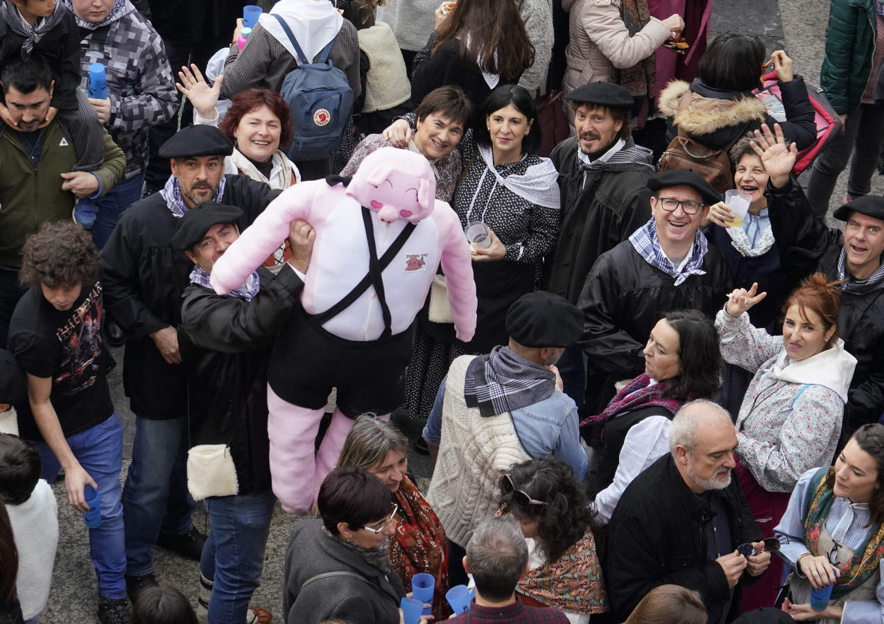 Gran ambiente en las calles de San Sebastián. Niños y mayores disfrutan de Día de Santo Tomás entre talos y txistorra.