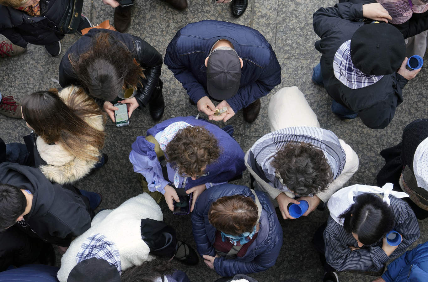 Gran ambiente en las calles de San Sebastián. Niños y mayores disfrutan de Día de Santo Tomás entre talos y txistorra.