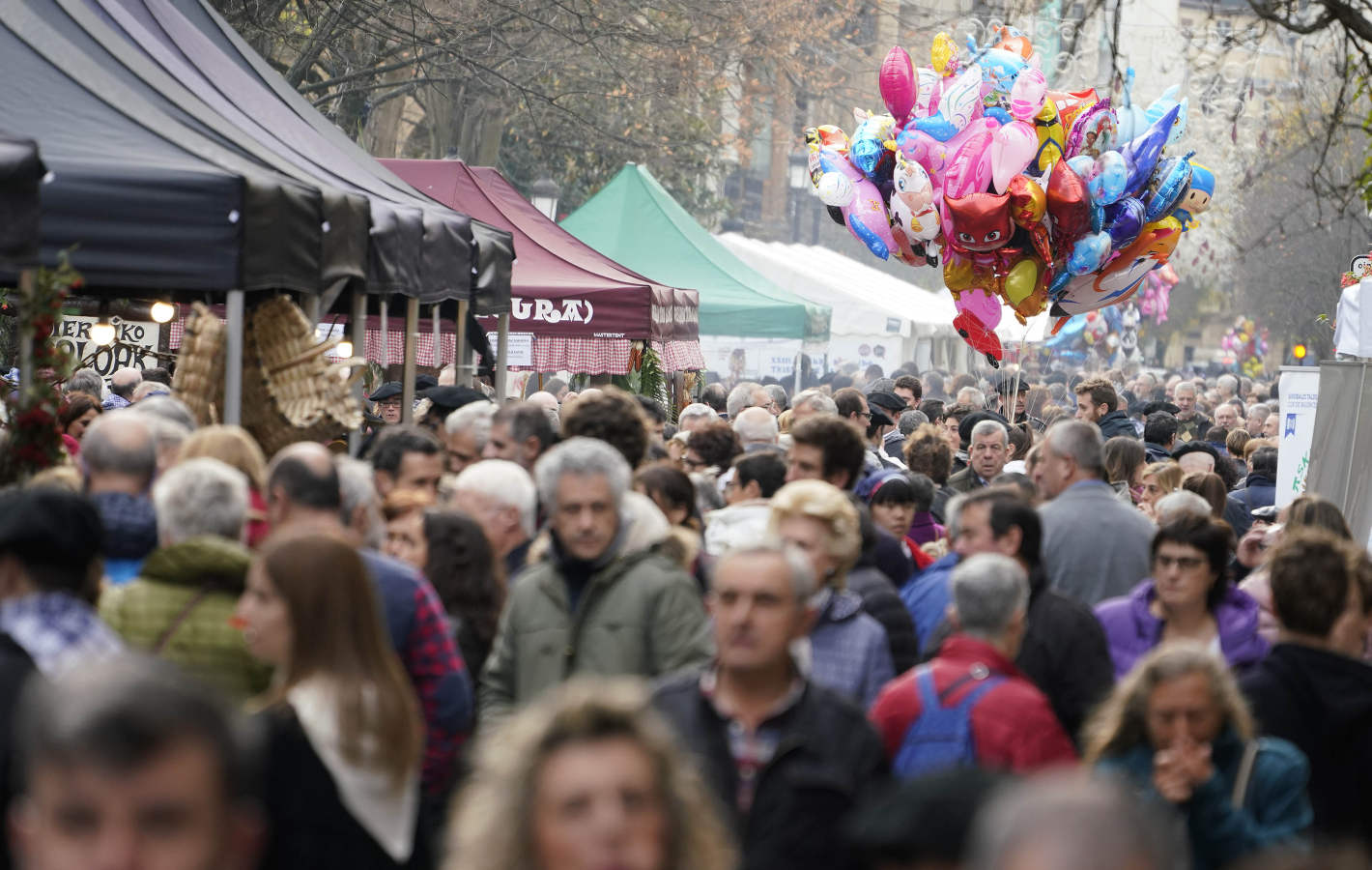 Gran ambiente en las calles de San Sebastián. Niños y mayores disfrutan de Día de Santo Tomás entre talos y txistorra.