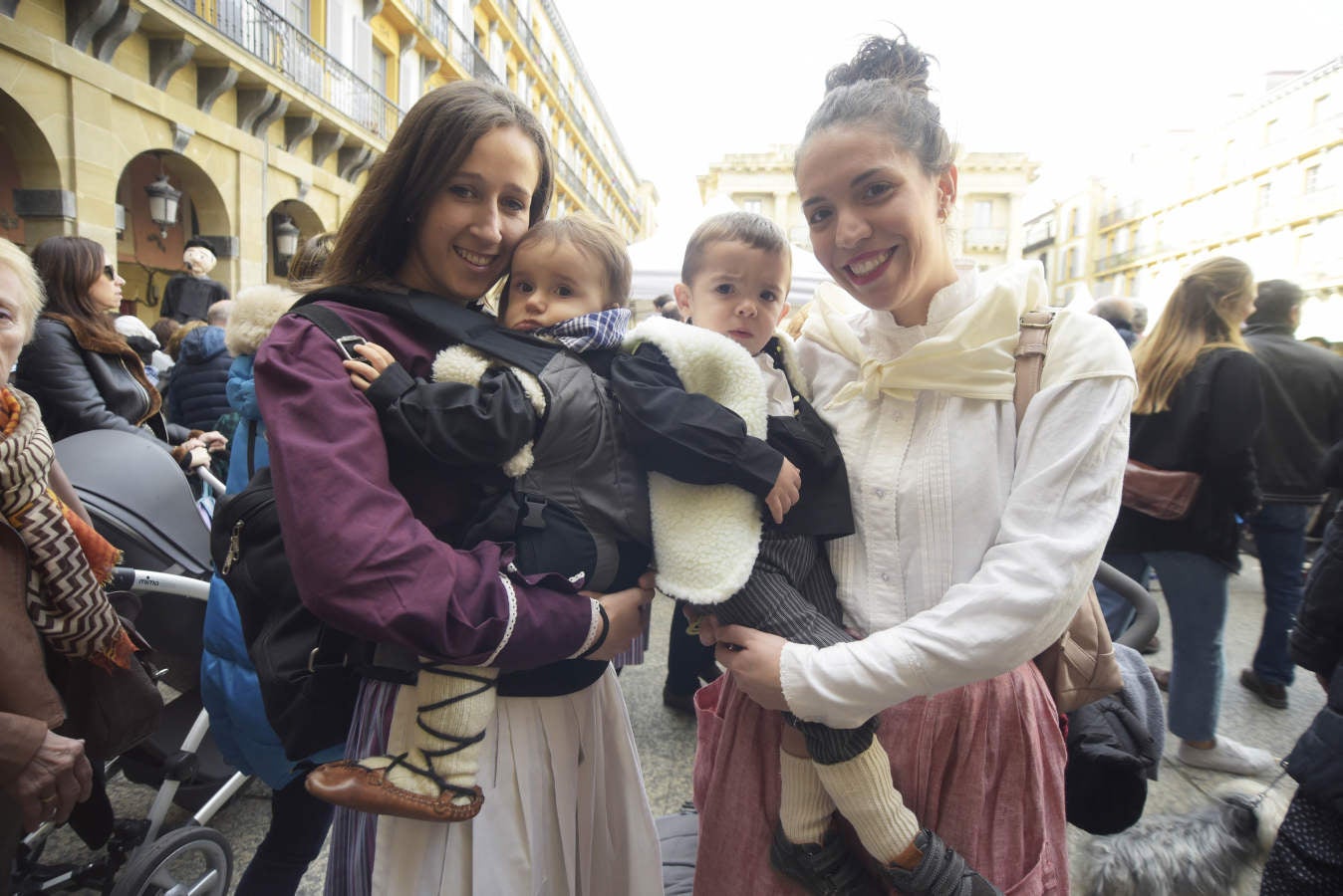 Gran ambiente en las calles de San Sebastián. Niños y mayores disfrutan de Día de Santo Tomás entre talos y txistorra.