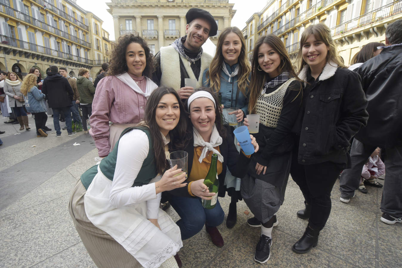 Gran ambiente en las calles de San Sebastián. Niños y mayores disfrutan de Día de Santo Tomás entre talos y txistorra.