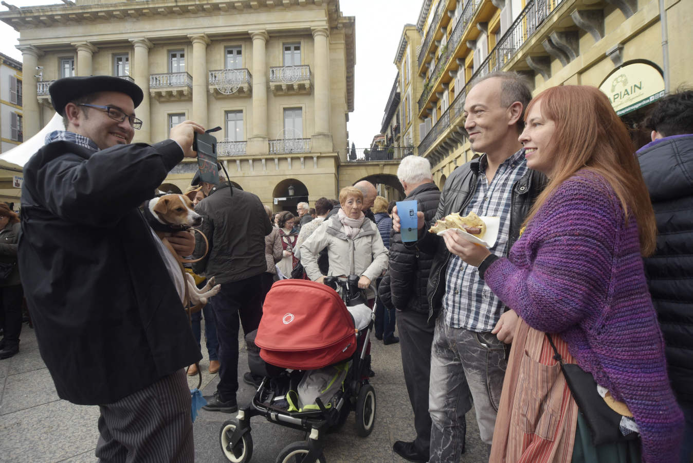 Gran ambiente en las calles de San Sebastián. Niños y mayores disfrutan de Día de Santo Tomás entre talos y txistorra.