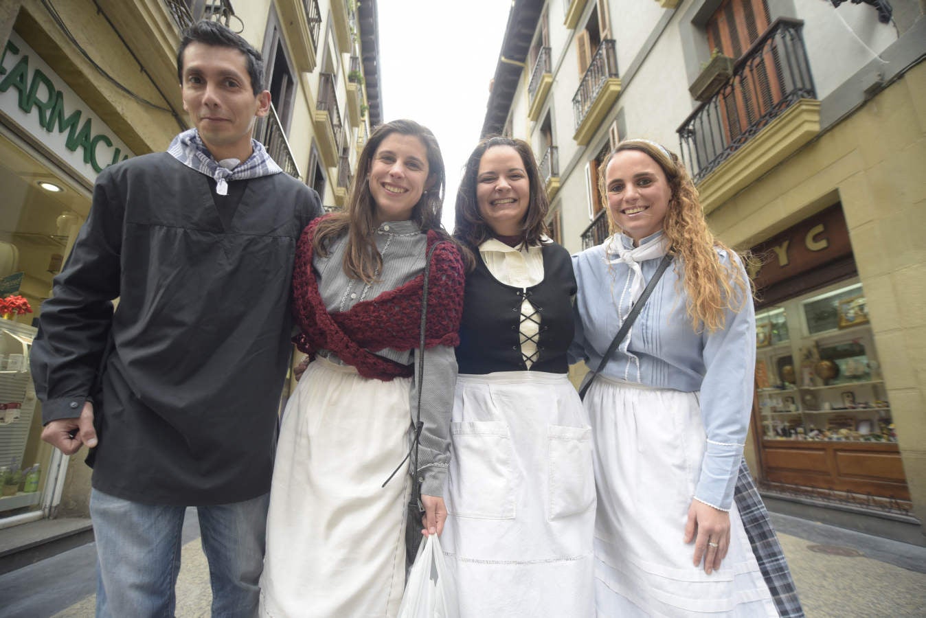 Gran ambiente en las calles de San Sebastián. Niños y mayores disfrutan de Día de Santo Tomás entre talos y txistorra.