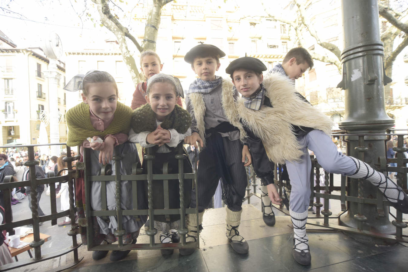 Gran ambiente en las calles de San Sebastián. Niños y mayores disfrutan de Día de Santo Tomás entre talos y txistorra.