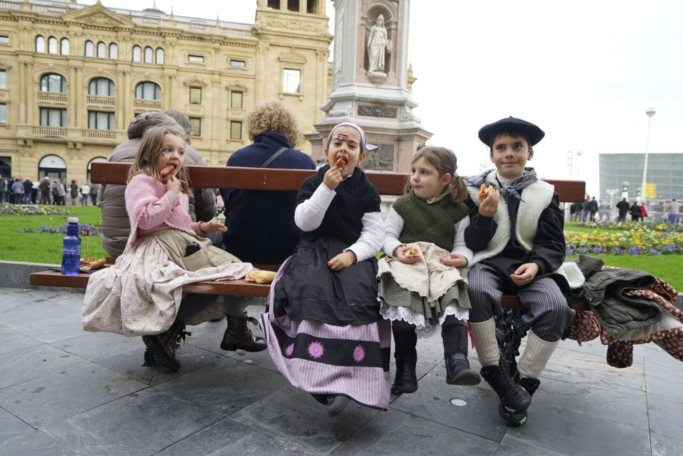 Gran ambiente en las calles de San Sebastián. Niños y mayores disfrutan de Día de Santo Tomás entre talos y txistorra.