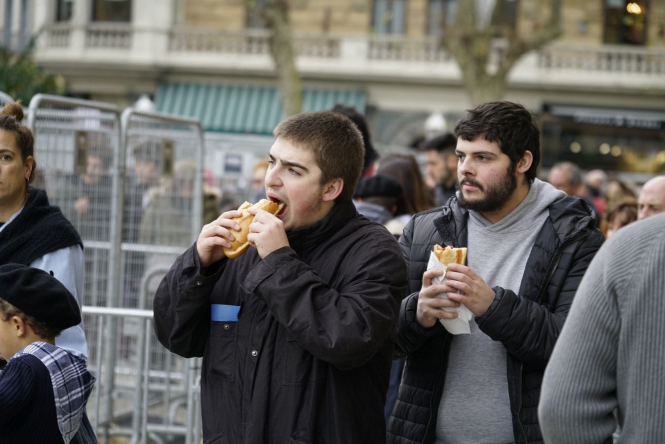 Gran ambiente en las calles de San Sebastián. Niños y mayores disfrutan de Día de Santo Tomás entre talos y txistorra.