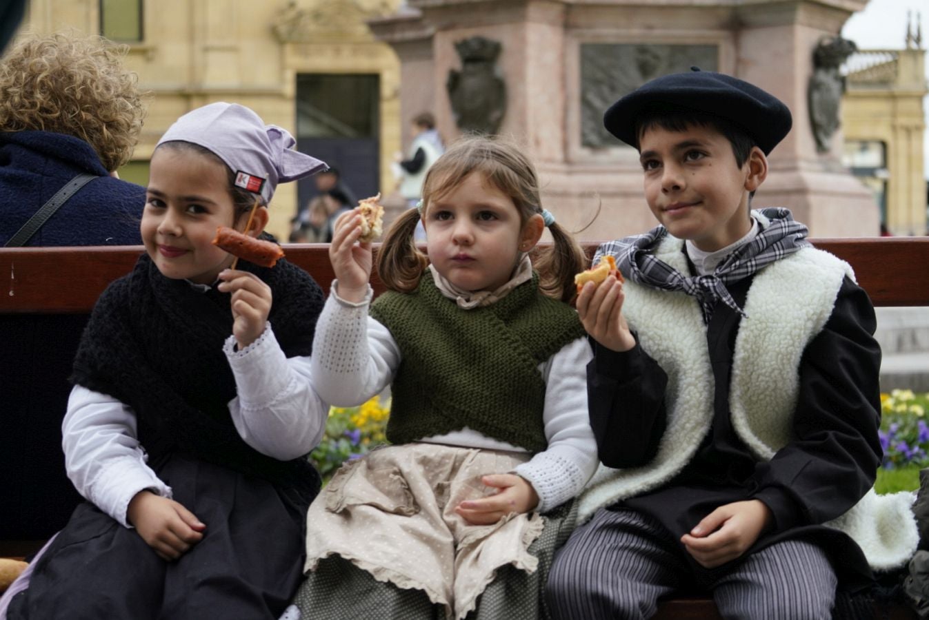 Gran ambiente en las calles de San Sebastián. Niños y mayores disfrutan de Día de Santo Tomás entre talos y txistorra.