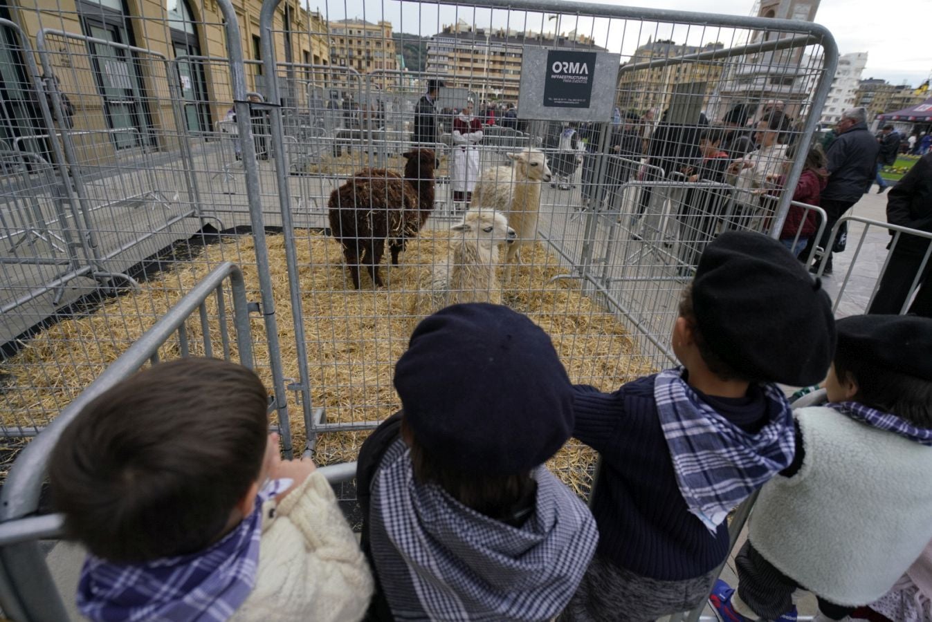 Gran ambiente en las calles de San Sebastián. Niños y mayores disfrutan de Día de Santo Tomás entre talos y txistorra.