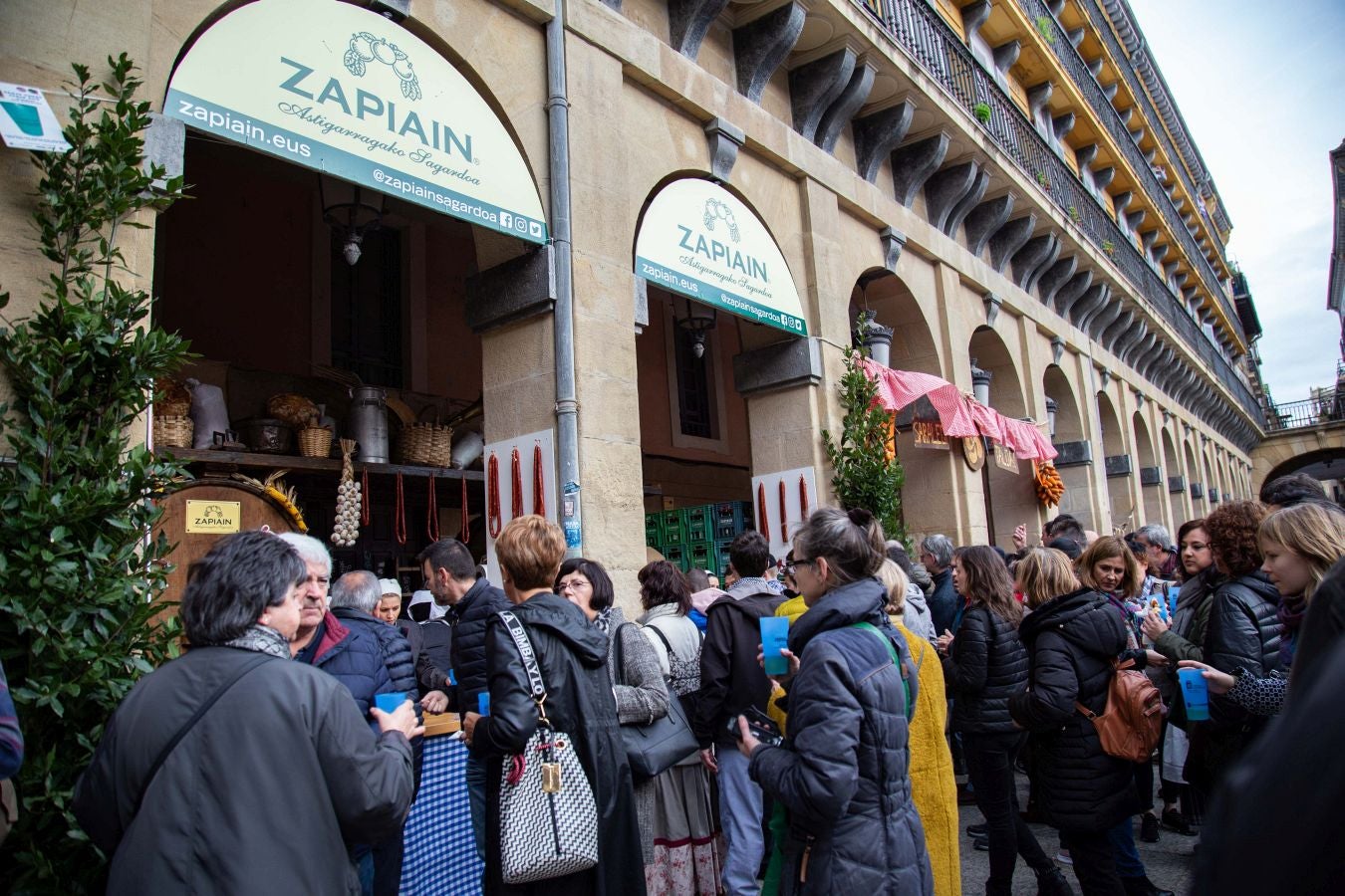 Gran ambiente en las calles de San Sebastián. Niños y mayores disfrutan de Día de Santo Tomás entre talos y txistorra.