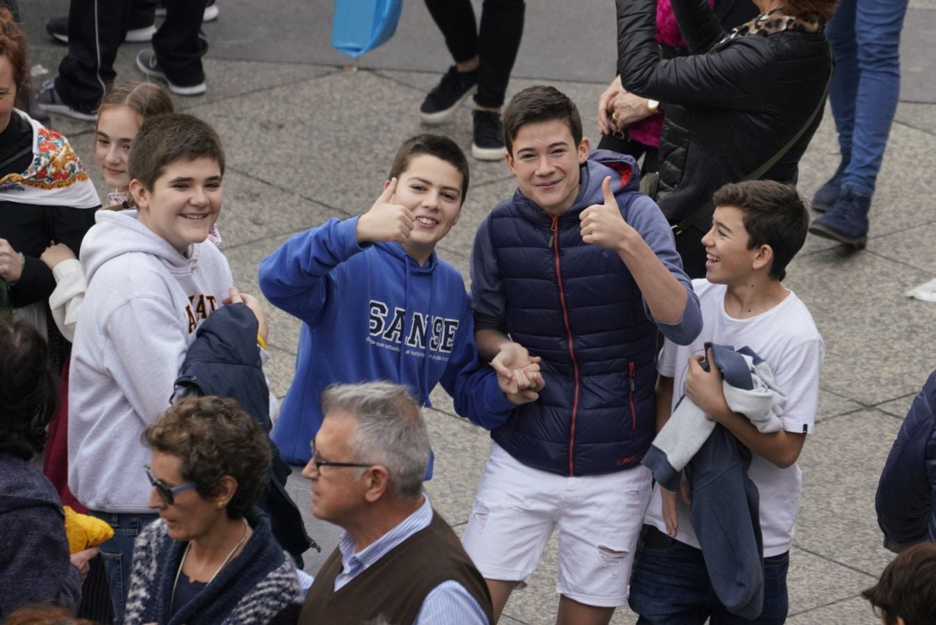 Gran ambiente en las calles de San Sebastián. Niños y mayores disfrutan de Día de Santo Tomás entre talos y txistorra.