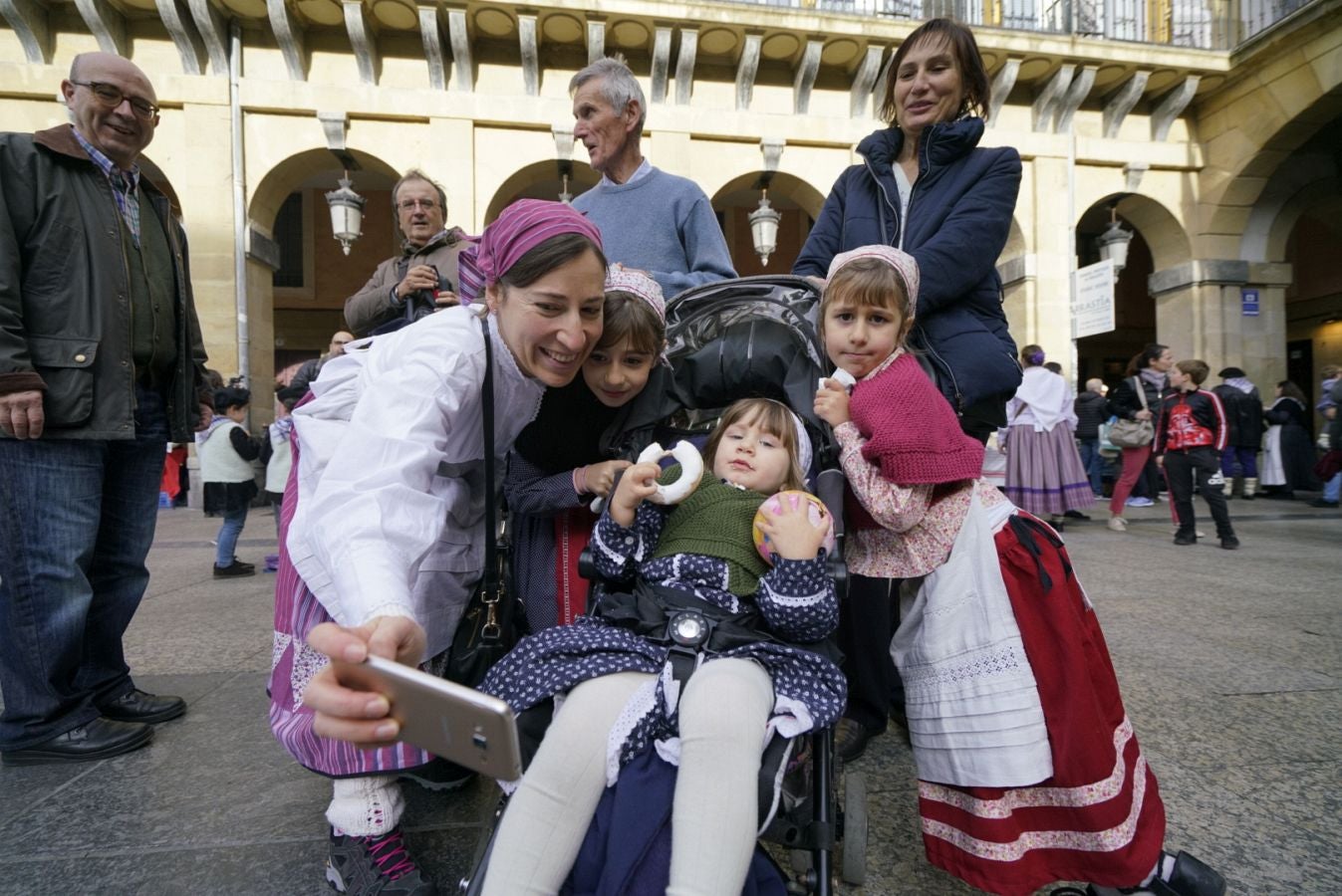 Gran ambiente en las calles de San Sebastián. Niños y mayores disfrutan de Día de Santo Tomás entre talos y txistorra.