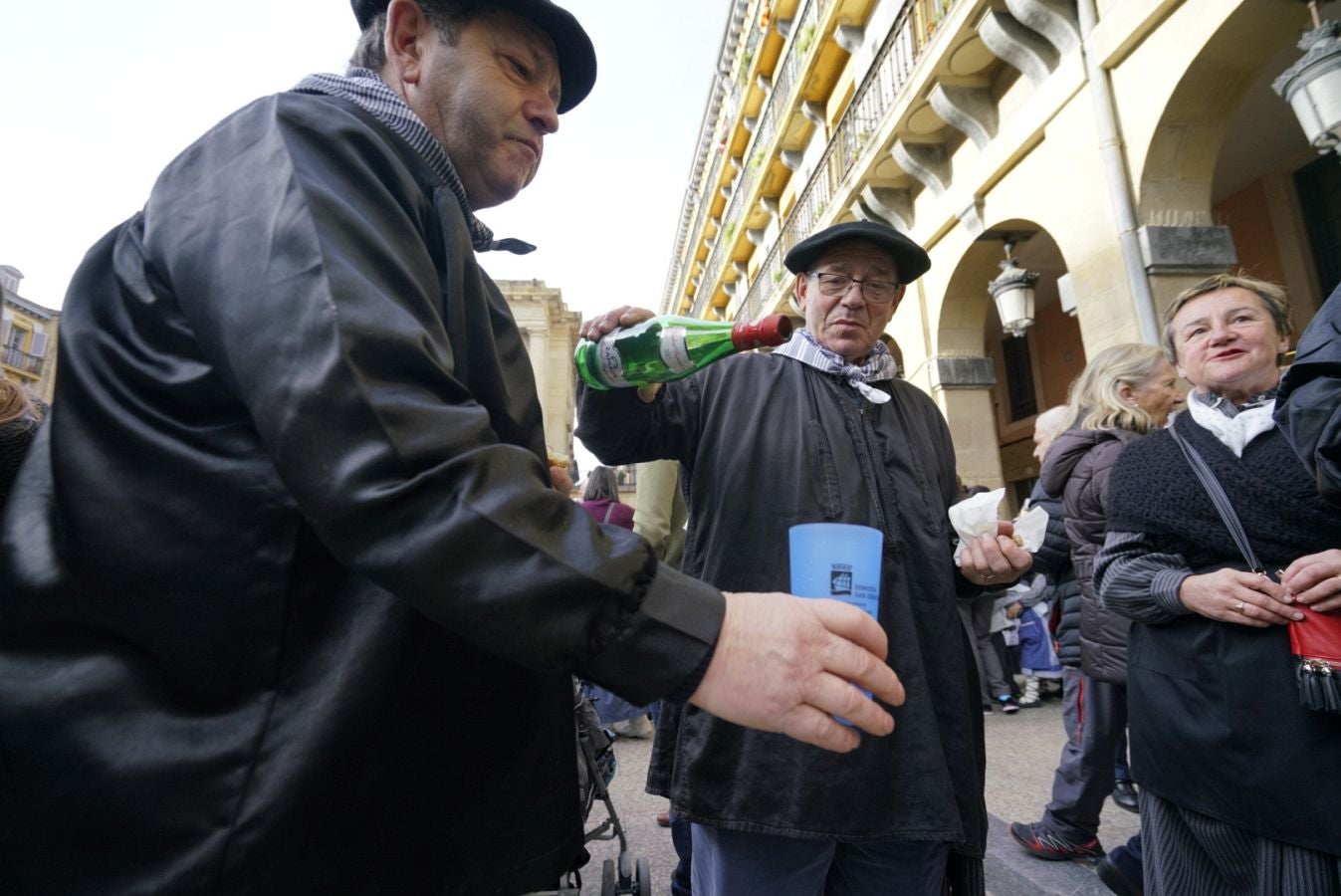 Gran ambiente en las calles de San Sebastián. Niños y mayores disfrutan de Día de Santo Tomás entre talos y txistorra.