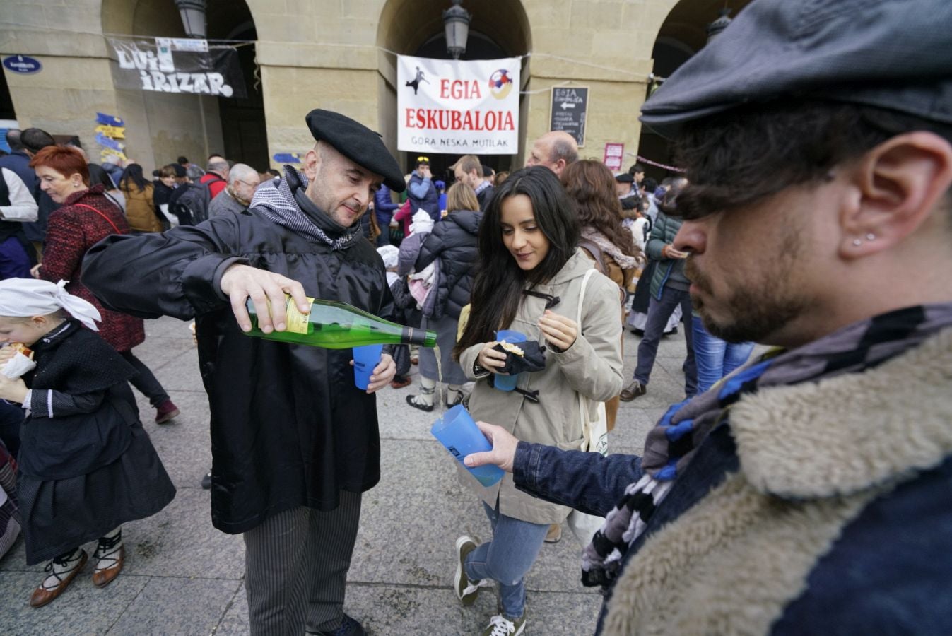 Gran ambiente en las calles de San Sebastián. Niños y mayores disfrutan de Día de Santo Tomás entre talos y txistorra.