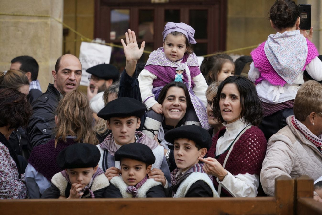 Gran ambiente en las calles de San Sebastián. Niños y mayores disfrutan de Día de Santo Tomás entre talos y txistorra.