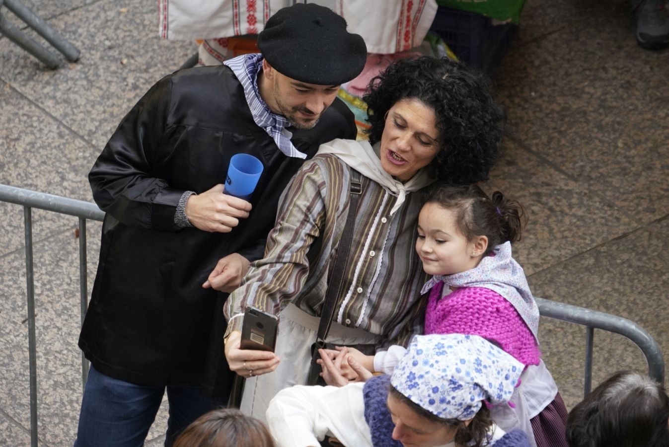 Gran ambiente en las calles de San Sebastián. Niños y mayores disfrutan de Día de Santo Tomás entre talos y txistorra.