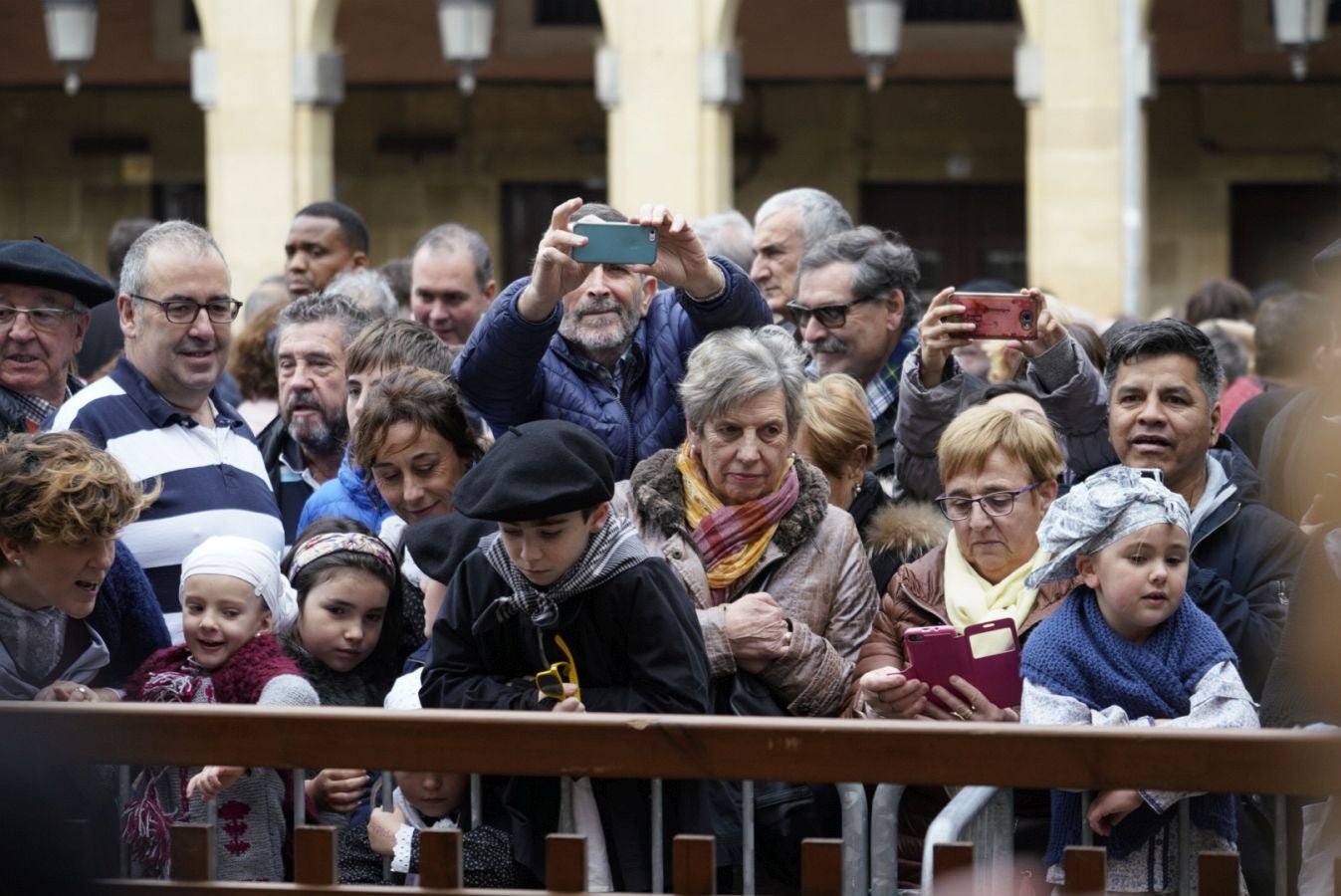 Gran ambiente en las calles de San Sebastián. Niños y mayores disfrutan de Día de Santo Tomás entre talos y txistorra.