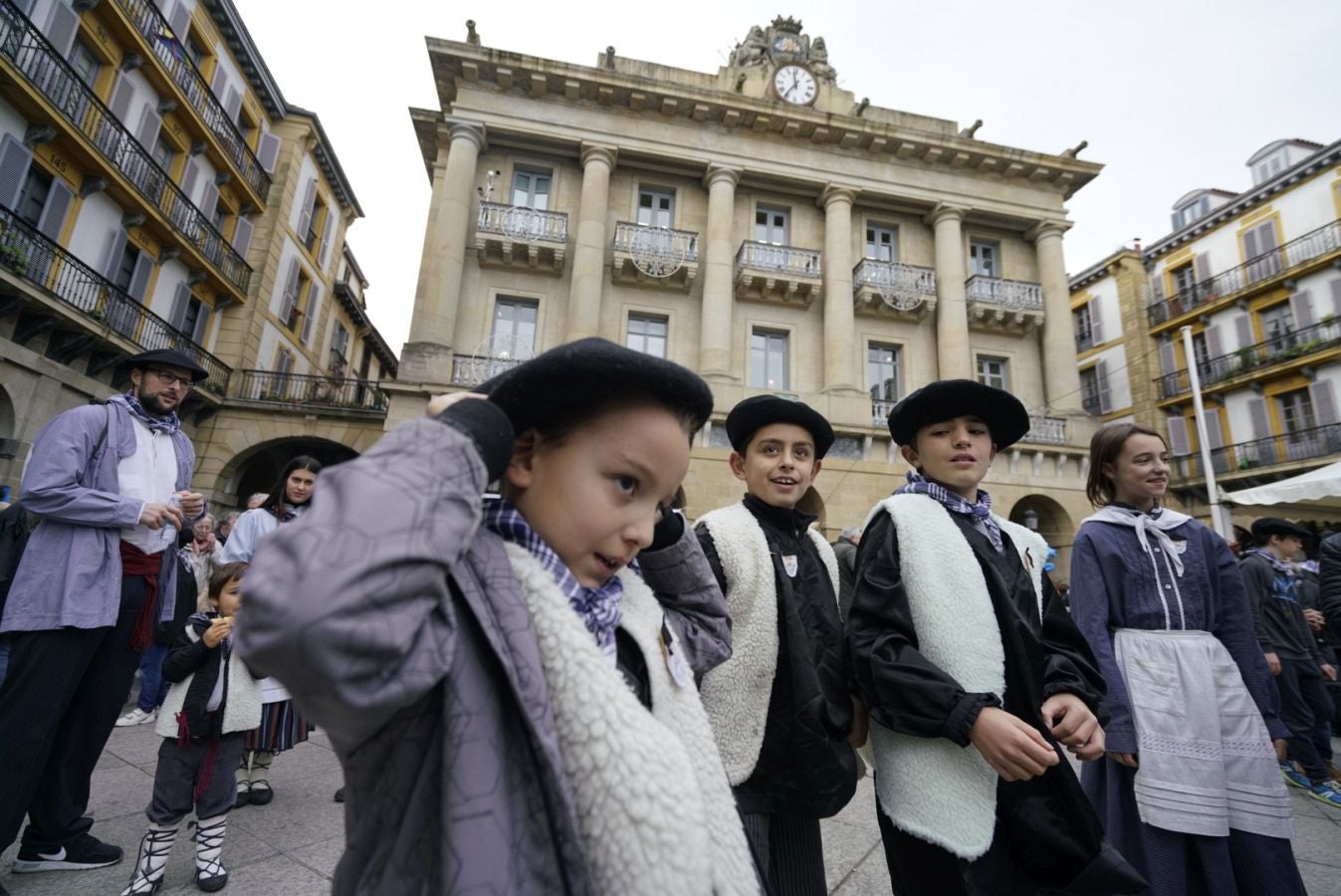 Gran ambiente en las calles de San Sebastián. Niños y mayores disfrutan de Día de Santo Tomás entre talos y txistorra.