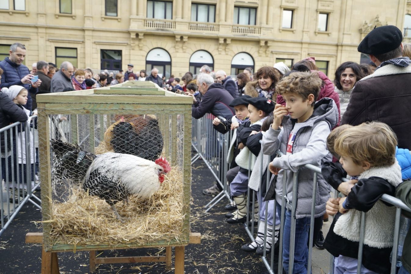 Donostia se viste de tradición y buen ambiente por Santo Tomás. Los diferentes puestos de talos y txistorra funcionan a pleno rendimiento desde primera hora, y los puestos de verduras, frutas, reposteria, pan y artesanías contribuyen a dar color a la ciudad. 