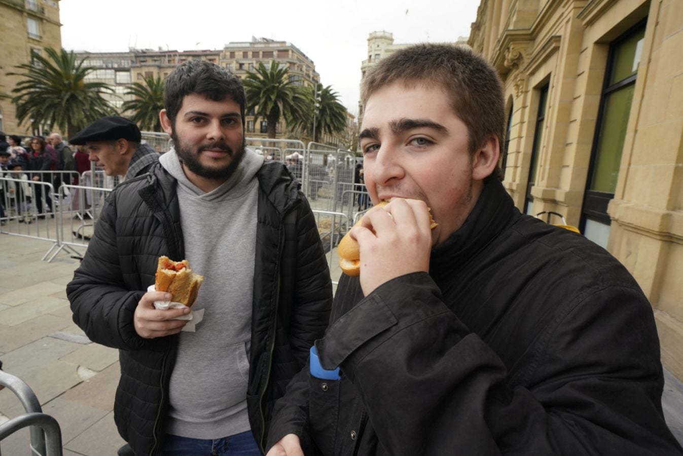 Donostia se viste de tradición y buen ambiente por Santo Tomás. Los diferentes puestos de talos y txistorra funcionan a pleno rendimiento desde primera hora, y los puestos de verduras, frutas, reposteria, pan y artesanías contribuyen a dar color a la ciudad. 