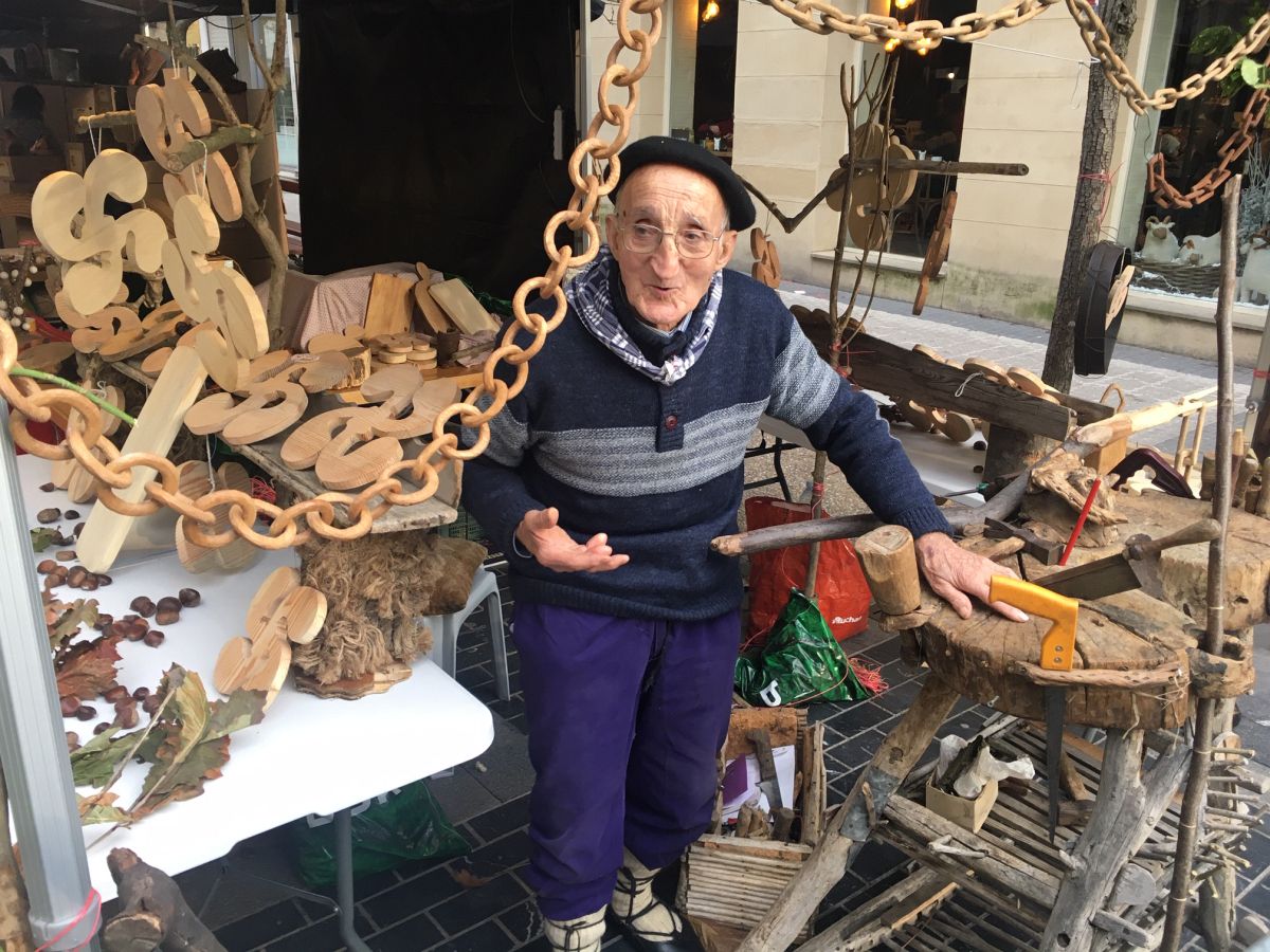 Donostia se viste de tradición y buen ambiente por Santo Tomás. Los diferentes puestos de talos y txistorra funcionan a pleno rendimiento desde primera hora, y los puestos de verduras, frutas, reposteria, pan y artesanías contribuyen a dar color a la ciudad. 