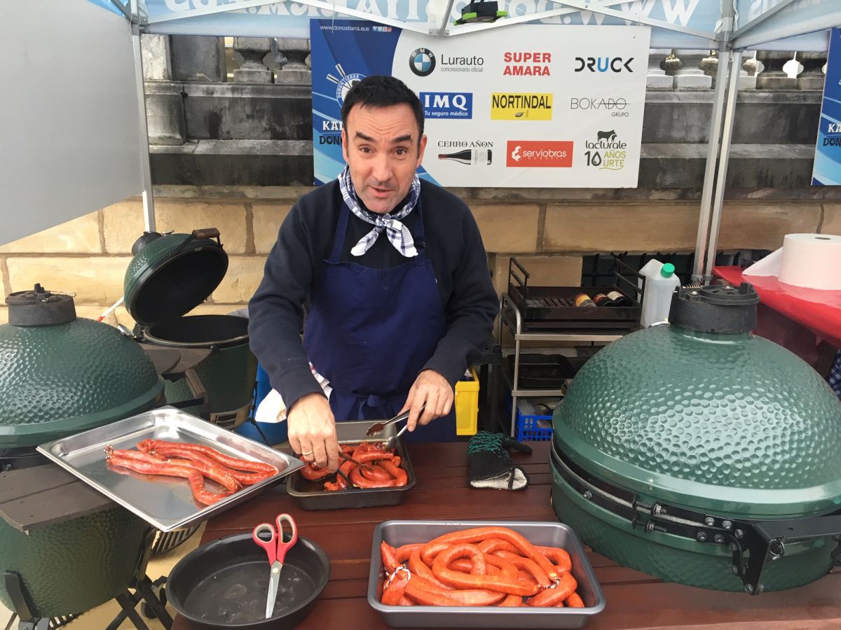 Donostia se viste de tradición y buen ambiente por Santo Tomás. Los diferentes puestos de talos y txistorra funcionan a pleno rendimiento desde primera hora, y los puestos de verduras, frutas, reposteria, pan y artesanías contribuyen a dar color a la ciudad. 
