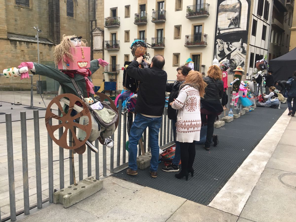 Donostia se viste de tradición y buen ambiente por Santo Tomás. Los diferentes puestos de talos y txistorra funcionan a pleno rendimiento desde primera hora, y los puestos de verduras, frutas, reposteria, pan y artesanías contribuyen a dar color a la ciudad. 