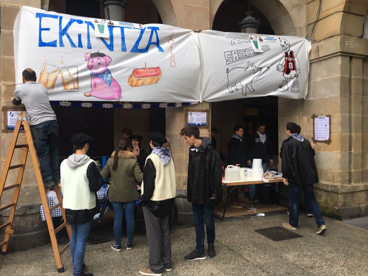 Donostia se viste de tradición y buen ambiente por Santo Tomás. Los diferentes puestos de talos y txistorra funcionan a pleno rendimiento desde primera hora, y los puestos de verduras, frutas, reposteria, pan y artesanías contribuyen a dar color a la ciudad. 
