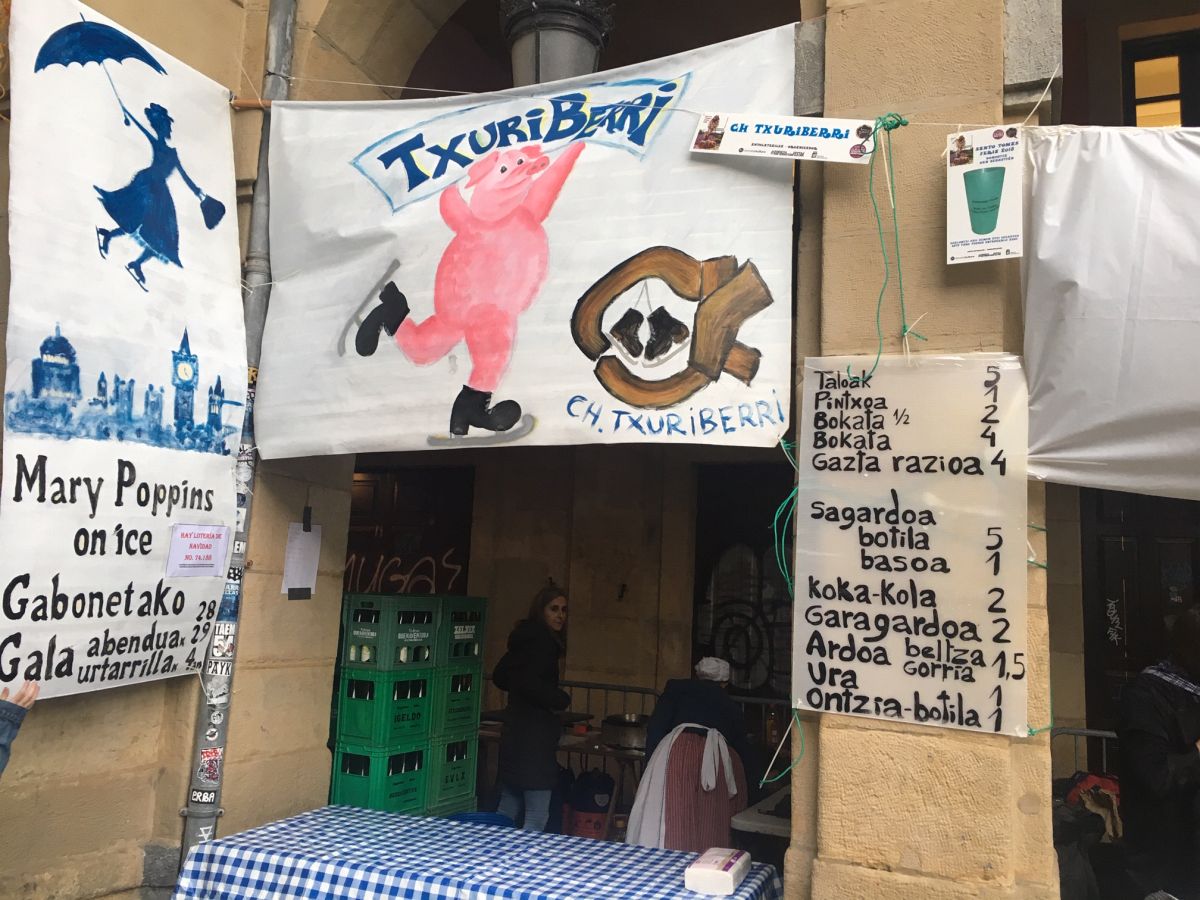 Donostia se viste de tradición y buen ambiente por Santo Tomás. Los diferentes puestos de talos y txistorra funcionan a pleno rendimiento desde primera hora, y los puestos de verduras, frutas, reposteria, pan y artesanías contribuyen a dar color a la ciudad. 