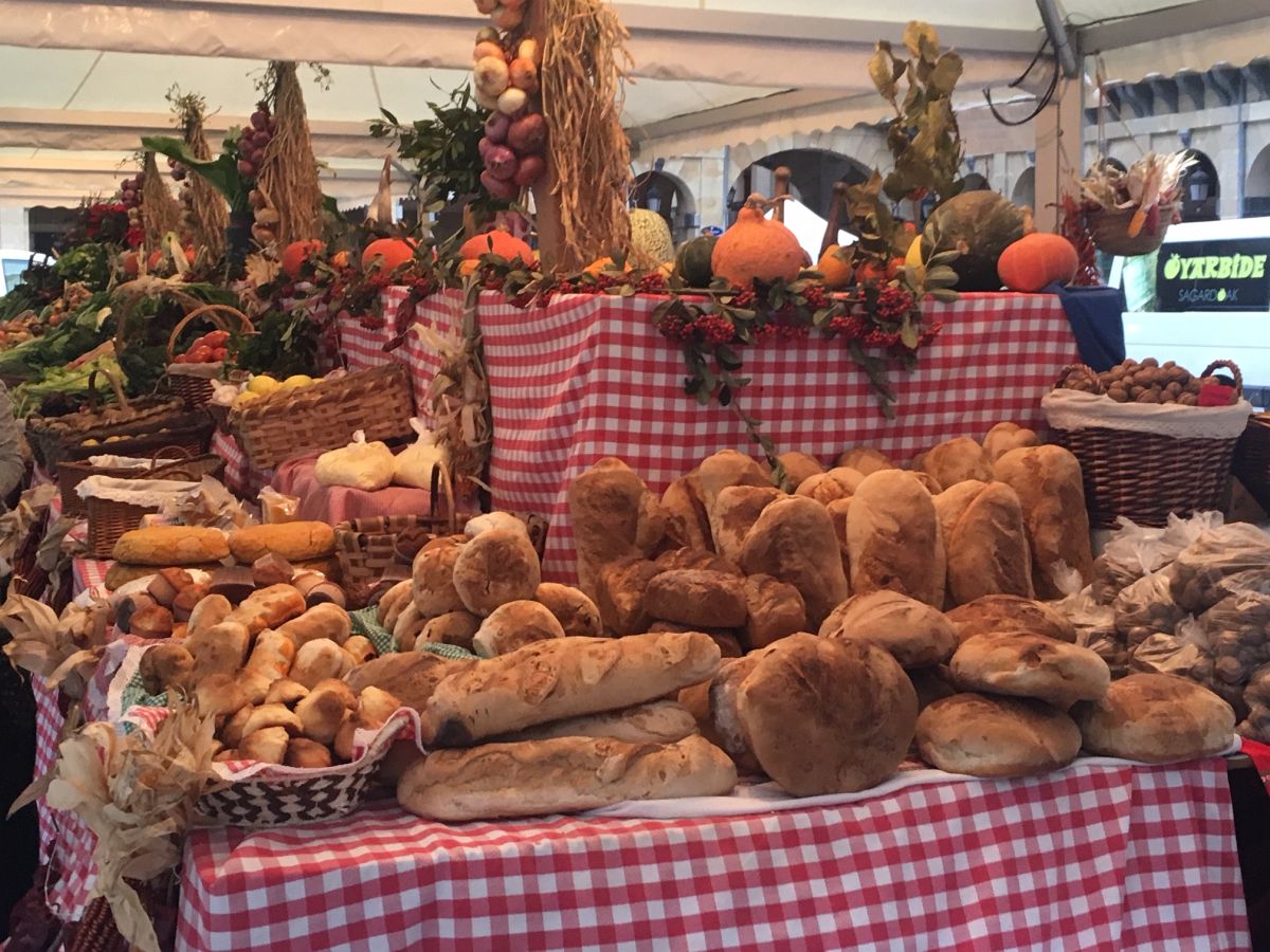 Donostia se viste de tradición y buen ambiente por Santo Tomás. Los diferentes puestos de talos y txistorra funcionan a pleno rendimiento desde primera hora, y los puestos de verduras, frutas, reposteria, pan y artesanías contribuyen a dar color a la ciudad. 