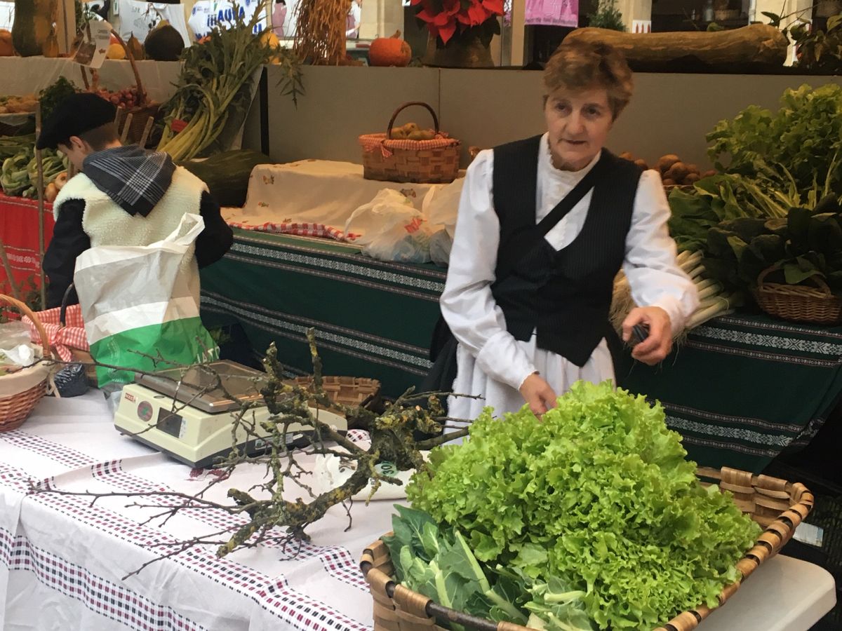 Donostia se viste de tradición y buen ambiente por Santo Tomás. Los diferentes puestos de talos y txistorra funcionan a pleno rendimiento desde primera hora, y los puestos de verduras, frutas, reposteria, pan y artesanías contribuyen a dar color a la ciudad. 