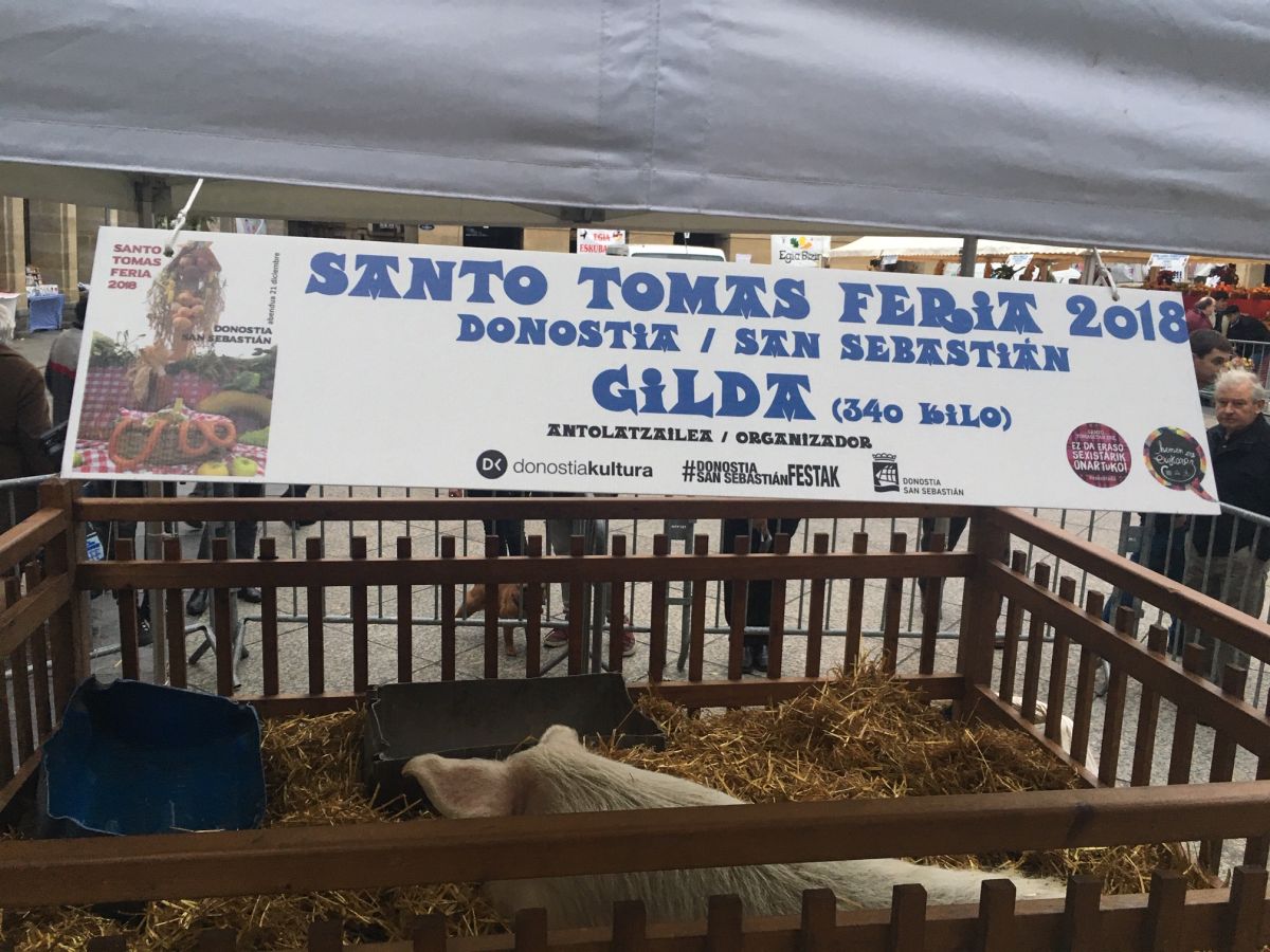 Donostia se viste de tradición y buen ambiente por Santo Tomás. Los diferentes puestos de talos y txistorra funcionan a pleno rendimiento desde primera hora, y los puestos de verduras, frutas, reposteria, pan y artesanías contribuyen a dar color a la ciudad. 