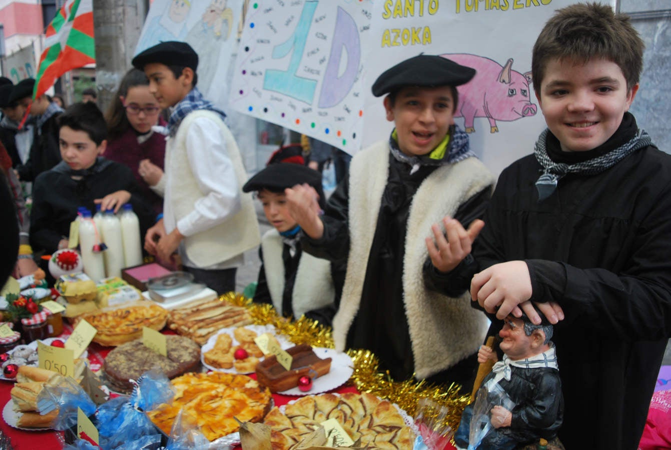 Gipuzkoa vive una animada fiesta de Santo Tomas en el que la txistorra es la protagonista indiscutible.