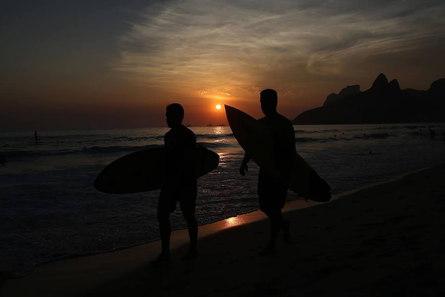 Ya ha comenzado ell verano austral. Pero las playas de Río de Janeiro ya están llenas de bañistas desde hace unas semanas. Y es que el calor aprieta. El martes los termómetros alcanzaron 40,7 grados en la zona oeste de la ciudad, en el que ha sido el día más caluroso en varios años, con una sensación térmica de 45 grados. El mar está calmado y apenas hay olas en las transparentes aguas. Las imágenes han sido tomadas en la Floresta de Tijuca, el bosque urbano más grande del mundo, y en los arenales del oeste de Río.