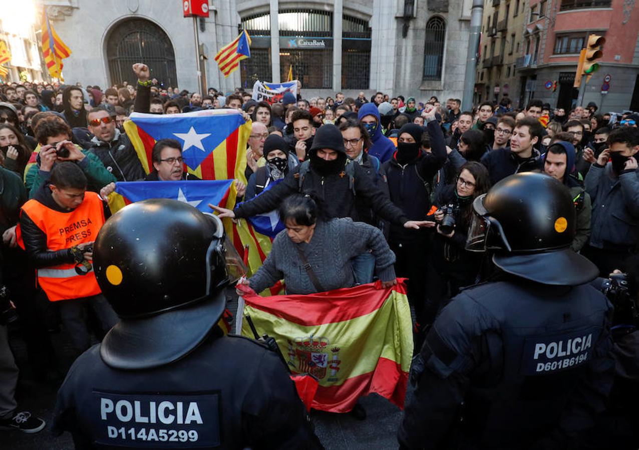 El presidente del Gobierno, Pedro Sánchez, preside este viernes el Consejo de Ministros en la Llotja de Mar de Barcelona. La ciudad condal vive una jornada de concentraciones y protestas de la mano de los CDR.