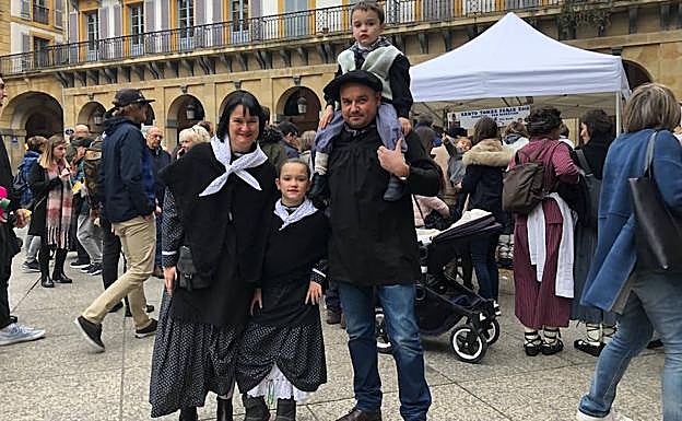 La familia Marcos Mendizabal en la plaza de la Constitución