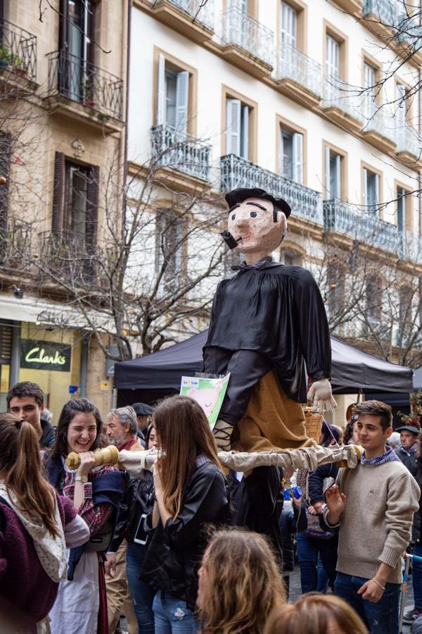 Gran ambiente en las calles de San Sebastián. Niños y mayores disfrutan de Día de Santo Tomás entre talos y txistorra.