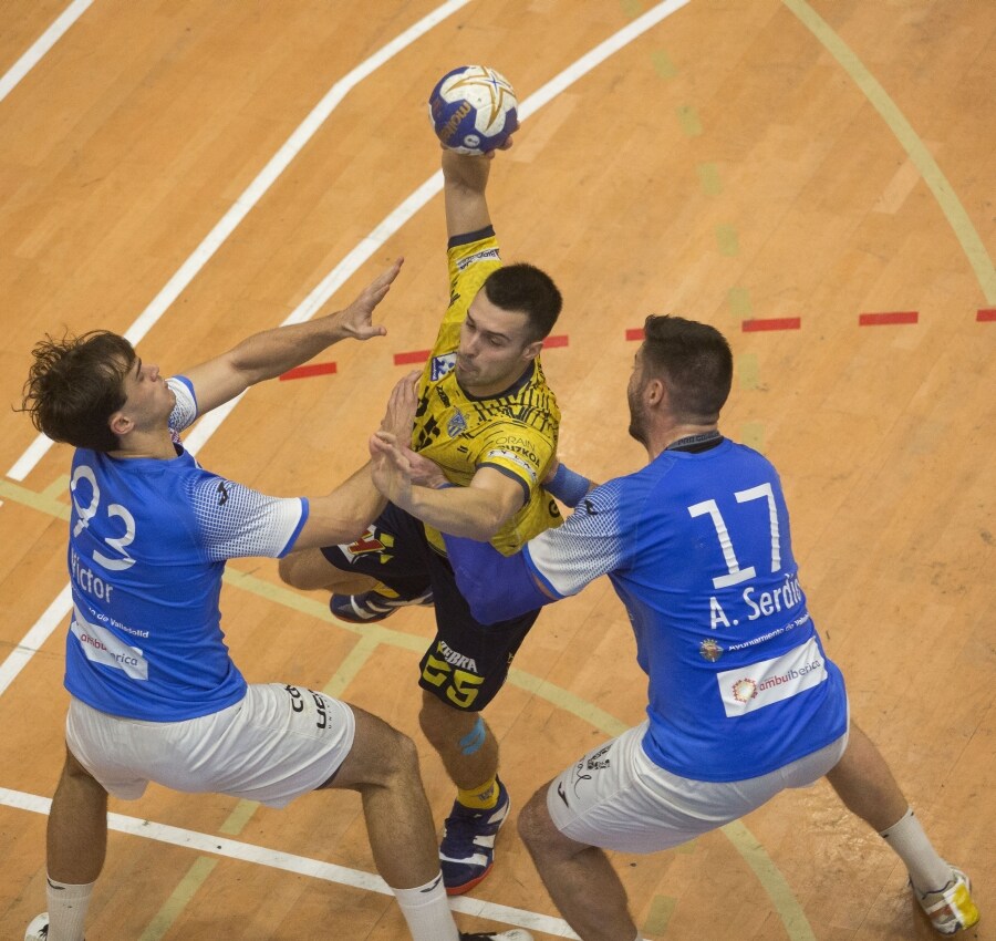 El Bidasoa-Irun ha cerrado el 2018 con una nueva alegría. El equipo entrenado por Jacobo Cuétara sigue intratable y ha conseguido el pase a la siguiente ronda de la Copa del Rey.