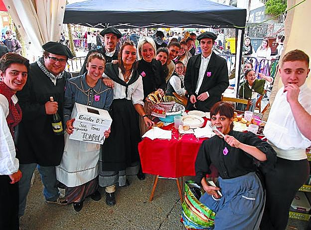 Gran ambiente en los diversos puestos de txistorra colocados por el municipio.