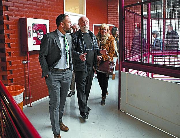 Itxaso, Galzakorta y Cruzado, durante la visita al albergue.