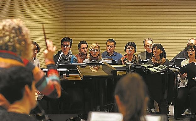 La Banda de Txistularis en uno de los ensayos. 