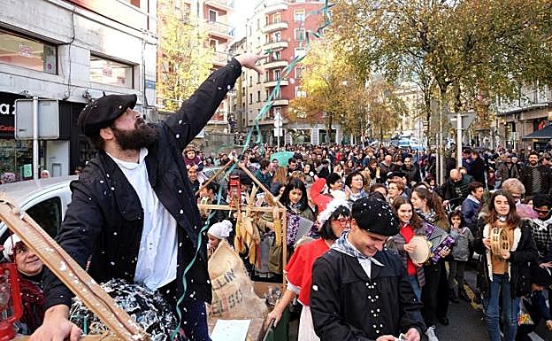 Imagen principal - Olentzero y Mari Domingi han recorrido el territorio guipuzcoano. 