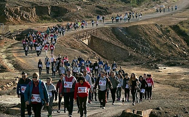 Miles de personas caminan desde Nerva a El Campillo, en memoria de Laura Luelmo. 