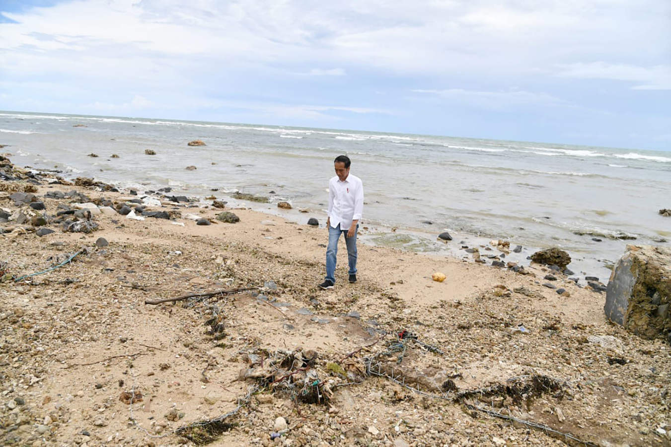 Los equipos de emergencia de Indonesia trabajaron hoy para encontrar supervivientes entre los escombros dejados por el tsunami que golpeó el sábado el estrecho de Sonda, entre las islas de Java y Sumatra, cuya última actualización de cifras es de 371 muertos, 128 desaparecidos y 1.459 heridos.