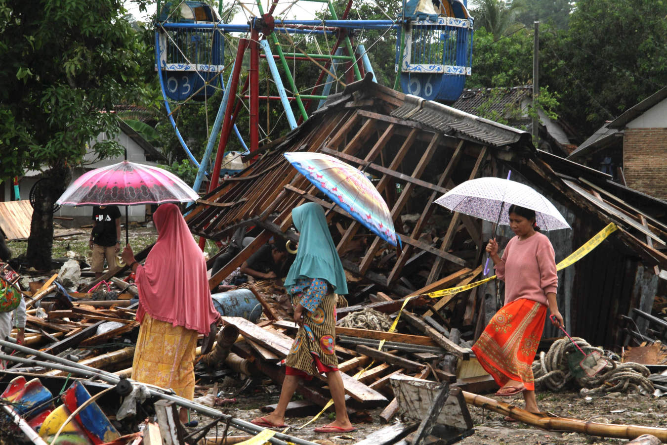 Los equipos de emergencia de Indonesia trabajaron hoy para encontrar supervivientes entre los escombros dejados por el tsunami que golpeó el sábado el estrecho de Sonda, entre las islas de Java y Sumatra, cuya última actualización de cifras es de 371 muertos, 128 desaparecidos y 1.459 heridos.