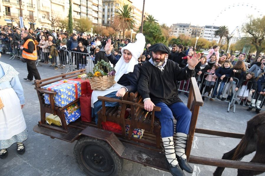 Mari Domingi y Olentzero han recibido las cartas de los más pequeños