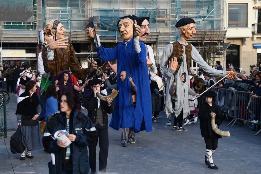 Mari Domingi y Olentzero han recibido las cartas de los más pequeños