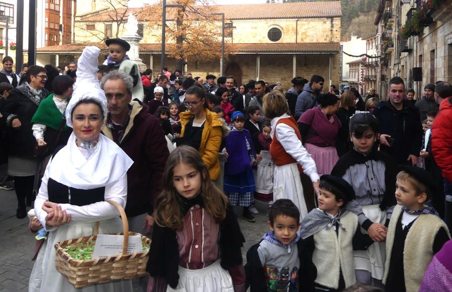 El carbonero y su acompañante han recogido las cartas de los más pequeños. 